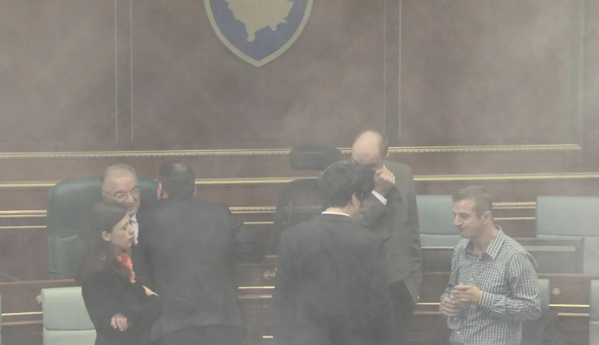 Kepulan asap menutupi ruangan parlemen Kosovo saat berlangsungnya sidang, Kosovo, Kamis (15/10/2015). Hal ini dilakukan lantaran kecewa dengan sikap Pemerintah Kosovo yang akan memberikan wilayah kepada Serbia. (REUTERS/Hazir Reka)