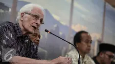 Romo Frans Magnis Suzeno memberikan paparan saat menghadiri pandangan Tim Evaluasi Penanganan Terorisme di PP Muhammadiyah, Jakarta, Kamis (15/7). Jumpa pers tersebut terkait Peledakan Bom di Mapolresta Solo. (Liputan6.com/Faizal Fanani)
