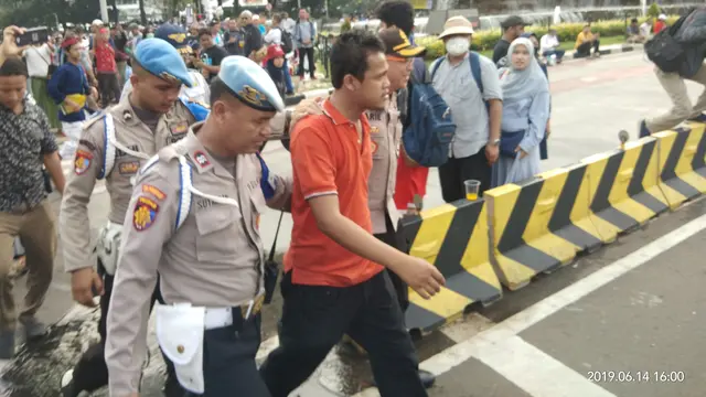 Aksi Unjuk Rasa di Patung Kuda Digegerkan Ulah Pemuda yang Halangi Mobil Melintas