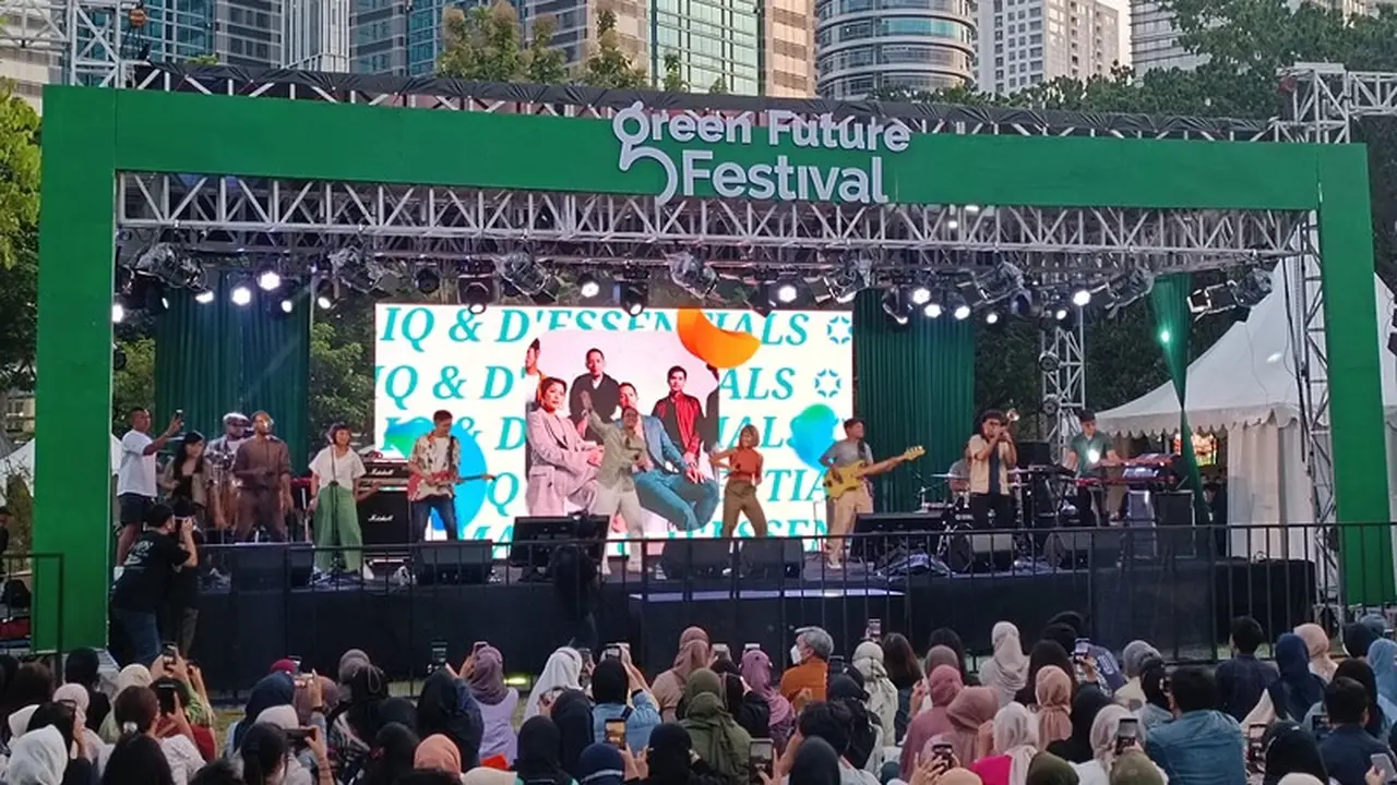 Nonton Maliq & D'Essentials dan Padi Sambil Coba Kendaraan Listrik