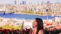 Dalam liburannya ini, Cassandra Lee tampil menawan dengan gaya makeup khasnya. Saat berada di Istanbul, ia pun tampil mengenakan dress yang membuatnya makin anggun. Banyak netizen dan para selebriti pun memuji penampilannya. (Liputan6.com/IG/cassandraslee).