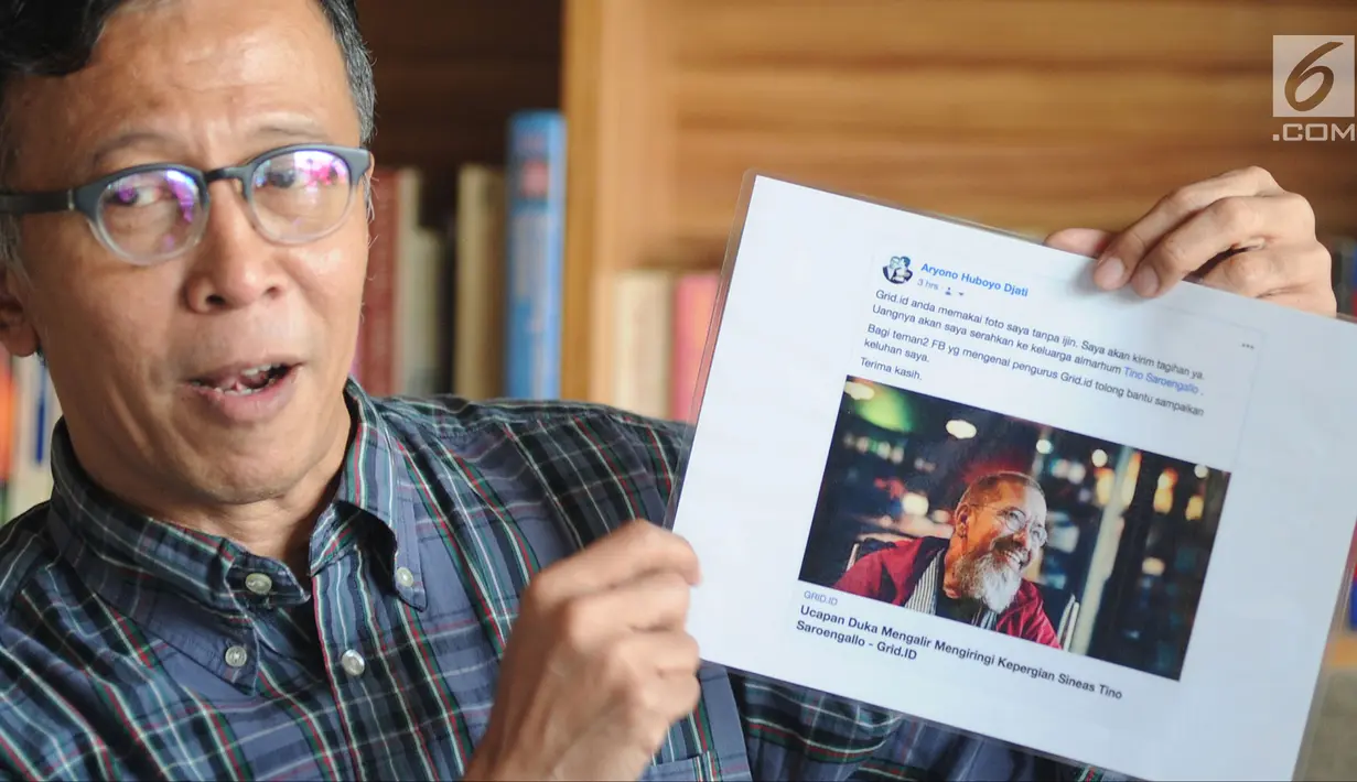 Fotografer Aryono Huboyo Djati menunjukkan fotonya yang dimuat media online tanpa izin di Jakarta, Kamis (9/8). Aryono mensomasi sejumlah media online mainstream karena menggunakan potret sutradara Tino Saroengallo tanpa izin. (Merdeka.com/Arie Basuki)