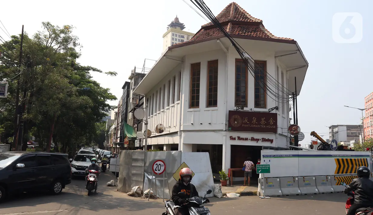 Suasana lalu lintas di kawasan Glodok, Jakarta Barat, Sabtu (9/10/2021). Pemerintah Jakarta Barat berencana menata kawasan Glodok menjadi lokasi wisata sejarah Pecinan sehingga dapat menjadi daya tarik wisatawan untuk melakukan kunjungan. (Liputan6.com/Herman Zakharia)