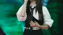 Chung Ha mengenakan kemeja hitam panjang dengan lengan digulung, dipadukan dengan celana panjang hitam yang memberi kesan formal namun tetap stylish.   [KLY/Budy Santoso].
