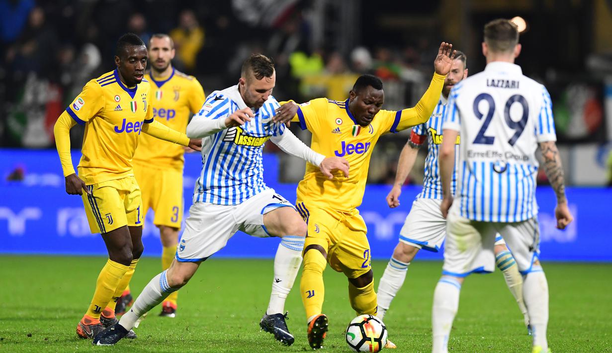 Gelandang Juventus, Kwadwo Asamoah berebut bola dengan gelandang SPAL, Jasmin Kurtic pada laga Serie A Italia di Stadion Paolo Mazza, Ferrara, Sabtu (17/3/2018). SPAL bermain imbang 0-0 dengan Juventus. (AFP/Miguel Medina)