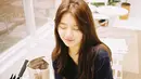 Berfoto dengan pose menutup mata, Suzy sukses bikin netizen gemes melihatnya. (Liputan6.com/IG/skuukzky)