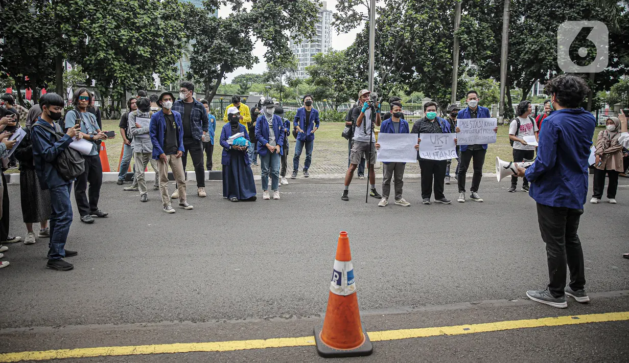 Sejumlah mahasiswa UNY berjalan berorasi saat menggelar aksi di depan Gedung Kemendikbud, Jakarta, Jumat (10/2/2023). Dengan memaksa masuk untuk melakukan aksi di dalam lingkungan Kemendikbud, mahasiswa UNY memberikan baju dansa sebagai bentuk protes terkait mahalnya biaya kuliah di Indonesia. (Liputan6.com/Faizal Fanani)