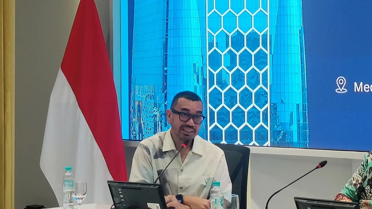 Staf Khusus III Menteri BUMN, Arya Sinulingga dalam konferensi pers Penurunan Tarif Pesawat di Kementerian BUMN, Jakarta, Jumat (6/12/2024). (Sulaeman/Merdeka.com)