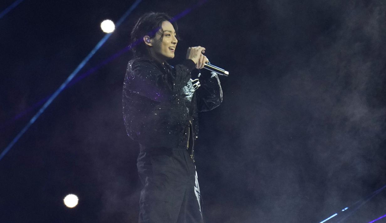 Selain Jungkook, artis-artis lainnya yang juga memeriahkan upacara pembukaan Piala Dunia 2022 antara lain J. Balvin, Robbie Williams, Jason Derulo, Clean Bandit, Sean Paul, Nora Fatehi, Black Eyed Peas, Nicki Minaj, Maluma, dan Myriam Fares. (AP Photo/Manu Fernandez)