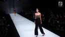 Model berpose mengenakan busana rancangan Paulina Katarina dalam ajang Jakarta Fashion Week 2018 di Senayan City, Jakarta, Kamis (26/10). Rancangan ini terinspirasi dari kain tradisional khas bali. (Liputan6.com/Faizal Fanani)