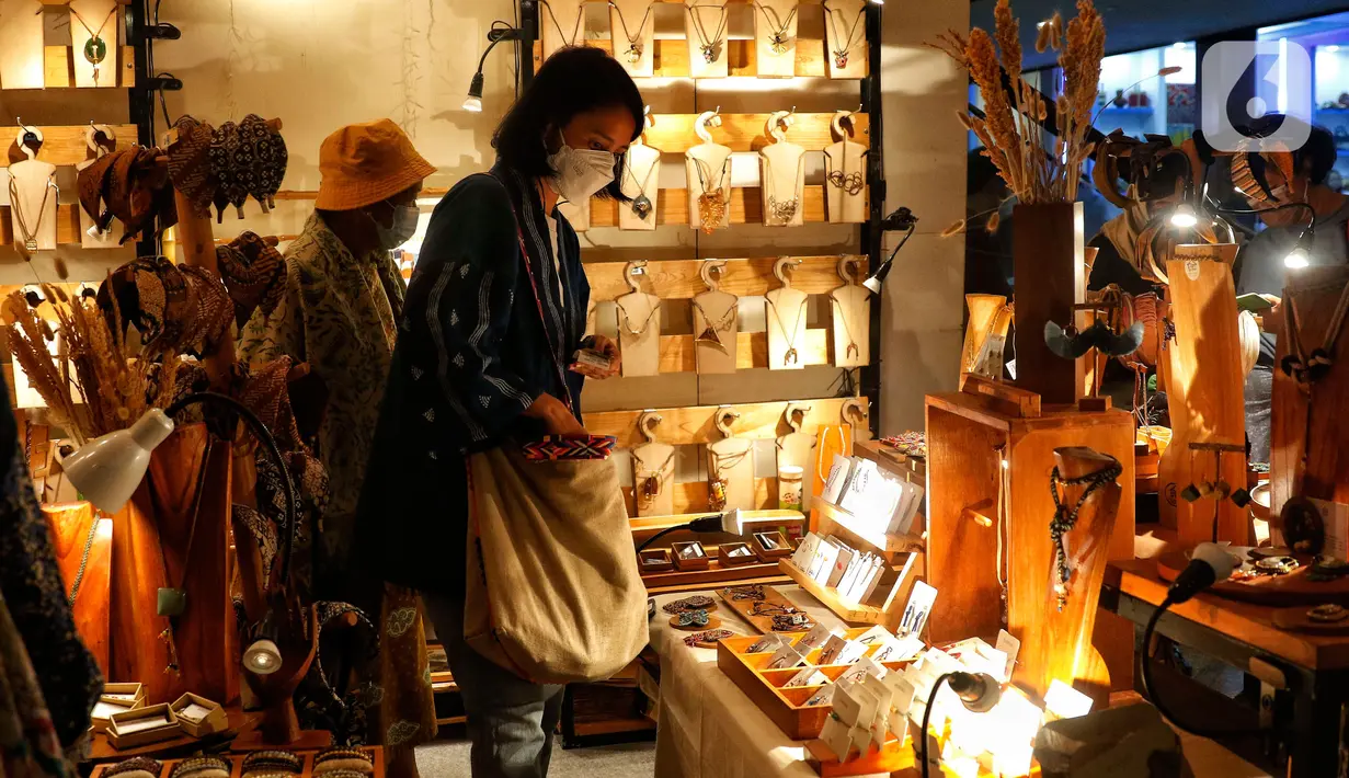 Pengunjung memilih produk kerajinan pada pameran The Jakarta International Handicraft Trade Fair (INACRAFT) 2023 di Jakarta Convention Center, Jakarta, Rabu (1/3/2023). Pameran ini mengusung tema 'From Smart Village to Global Market', Inacraft menargetkan 170 ribu pengunjung dengan target capaian Rp145 miliar. (Liputan6.com/Angga Yuniar)