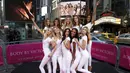 Model baru Victoria's Secret berpose di New York Times Square saat peluncuran Body by Victoria (28/7/2015). Sepuluh wanita cantik ini akan menjadi model terbaru Victoria's Secret dalam memperkenalkan berbagai lingerie (pakaian dalam). (REUTERS/Mike Segar)