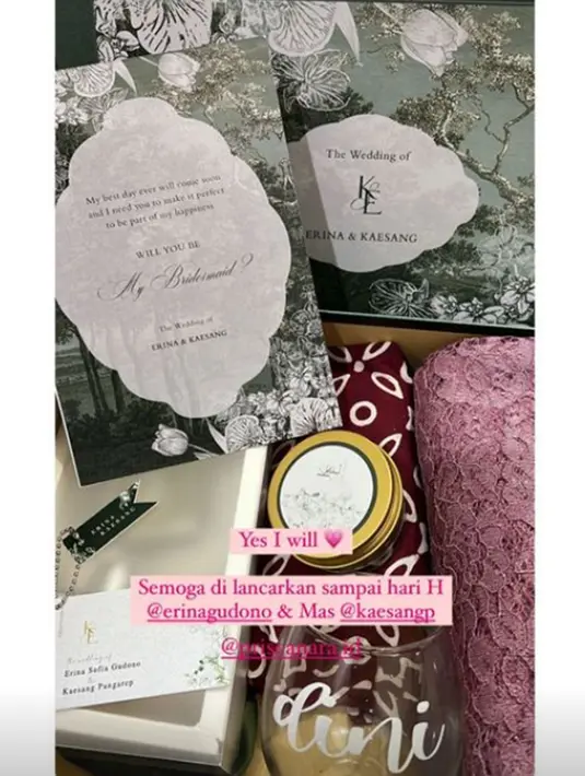 Selain kain brokat hingga parfum, terlihat juga ada gelas yang bertuliskan nama di dalam box bridesmaid Erina Gudono ini. Selain elegan, box bridesmaid finalis Dimas Diajeng tahun 2018 ini juga tampak mewah. Dampingi Erina Gudono di hari bahagianya, sederet sahabat wanita kelahiran 11 Desember 1996 itu siap menjadi bridesmaid di pernikahan Erina Gudono dan Kaesang. (Liputan6.com/IG/@erinagudono)