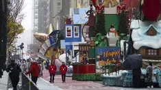 Kendaraan hias terlihat di jalanan dalam Parade Hari Thanksgiving Macy's di New York, Amerika Serikat (26/11/2020). Akibat pandemi COVID-19, Parade Hari Thanksgiving Macy's tahun ini tidak dibuka bagi publik untuk disaksikan di lokasi dan hanya ditayangkan melalui televisi. (Xinhua/Wang Ying)
