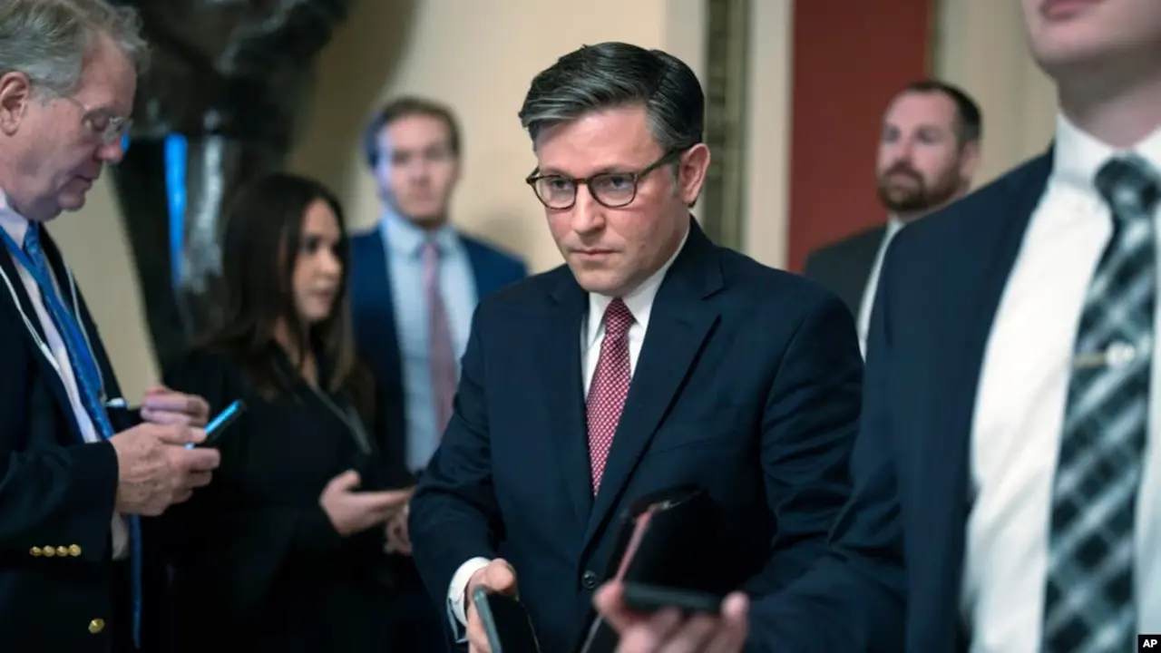Ketua DPR AS Mike Johnson dari Partai Republik menuju ke ruang sidang di Capitol di Washington, 12 Januari 2024. (Foto: J. Scott Applewhite/AP Photo)