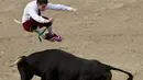 Sebuah aksi gila diperagakan seorang matador saat beraksi di arena adu banteng Canaveralejo di Cali, Kolombia, Senin (21/12/2014). (AFP Photo/Luis Robayo)