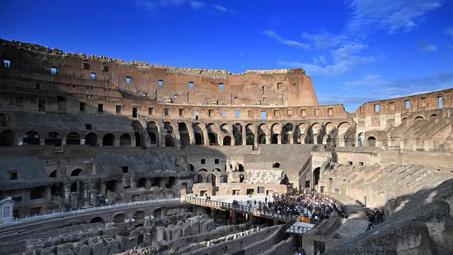 Turis Nekat Pahat Nama Tunangan di Colloseum, Menteri Kebudayaan Italia Serukan Pencarian