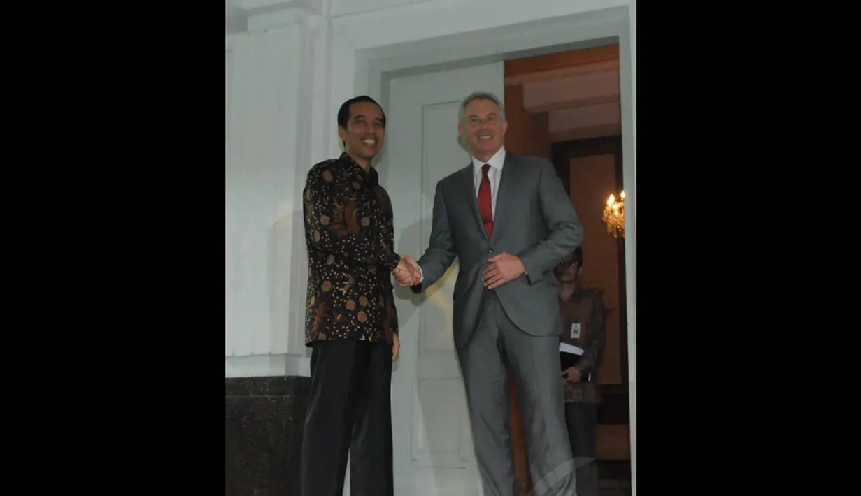 Jokowi dan Mantan PM Inggris Tony Blair tampak terlihat akrab, Jakarta, (11/9/14). (Liputan6.com/Herman Zakharia)