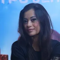 Demi mengobati rasa kangen dengan dunia akting, Angie Virgin Yulia rela terbang dari London untuk mengikuti syuting film. Bukan terkait honor, tapi karena ingin mengobati kerinduannya pada dunia akting. (Nurwahyunan/Bintang.com)