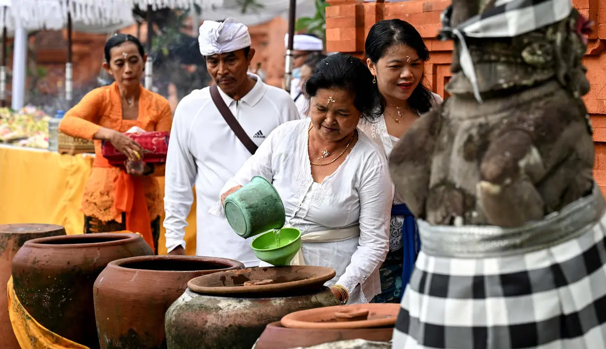 Galungan adalah hari yang dirayakan oleh umat Hindu sebagai tanda kemenangan kebaikan melawan kejahatan. (SONNY TUMBELAKA/AFP)