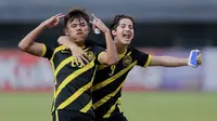 Pemain Timnas Malaysia U-19, Danish Irfan Ezal dan Abdul Rahman Bin Daud Azizol merayakan kemenangan usai mengalahkan Timnas Vietnam pada babak semifinal Piala AFF U-19 2022 di Stadion Patriot Candrabhaga, Bekasi, Rabu (13/06/2022). (Bola.com/Bagaskara Lazuardi)