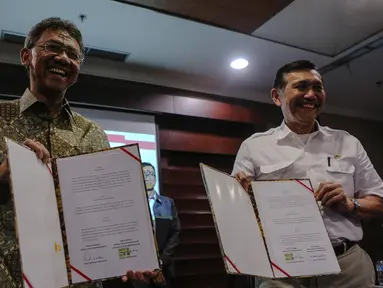 Luhut Binsar Pandjaitan (kanan) dan Ardan Adi Perdana  memperlihatkan MoU di Gedung Bina Graha, Jakarta, Jumat (10/7/2015).  MoU ini akan menjadi landasan pengawasan serta pengendalian 100 program prioritas Presiden Jokowi. (Liputan6.com/Faizal Fanani)