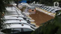 Kondisi dan suasana Pool Taksi Express di kawasan Tanah Kusir yang terendam banjir, Jakarta, Rabu (1/1/2020). Hujan yang terus mengguyur Jakarta sejak Selasa sore (31/12/2019) mengakibatkan banjir di sejumlah titik di Jakarta. (Liputan6.com/Johan Tallo)