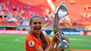 Gelandang Belanda Lieke Martens berpose dengan trofi UEFA Women's Euro 2017 usai mengalahkan Denmark di Stadion Fc Twente di Enschede (7/8). Belanda menang dengan skor 4-2 atas Denmark. (AFP Photo/Tobias Schwarz)