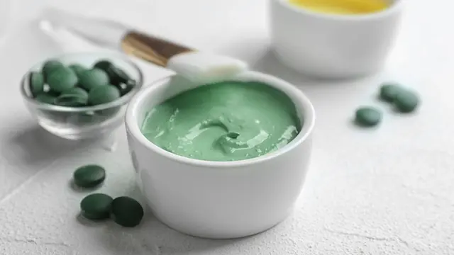 ilustrasi manfaat masker spirulina/New Africa/shutterstock