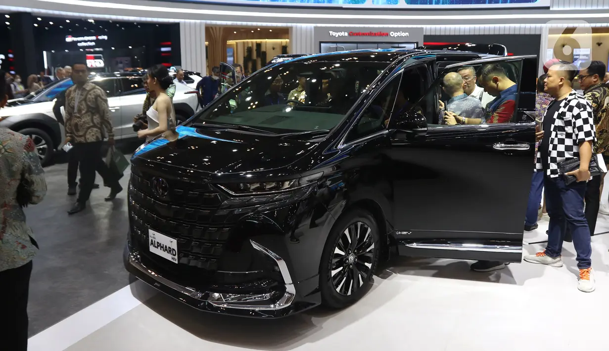 Dari ketiga mobil Toyota yang menyapa GIIAS, hanya New Alphard Hybrid yang resmi dijual. (Liputan6.com/Angga Yuniar)