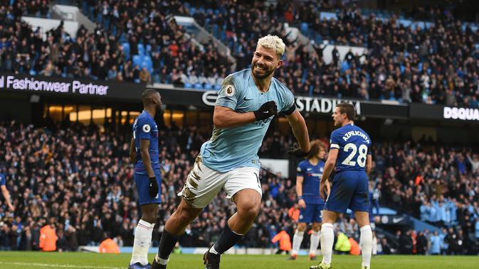 Perayaan gol kedua Aguero yang menjadi bintang pada laga lanjutan Premier League yang berlangsung di stadion Etihad, Manchester, Minggu (10/2). Manchester City menang 6-0 atas Chelsea. (AFP/Oli Scarff)