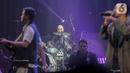 Aksi marcell bermain drum saat berduet dengan RAN dalam konser “ Marcell Tujuh Belas" di Balai Sarbini, Jakarta, Jumat (18/10/2019). Dalam penampilannya mereka membawakan lagu hitsnya yaitu candu asmara dan pandangan pertama. (Liputan6.com/Faizal Fanani)