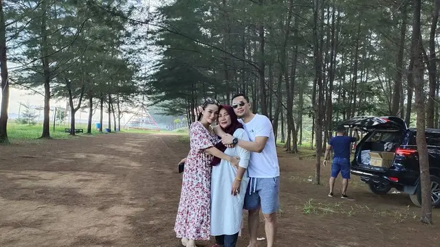 6 Momen Liburan Zaskia Gotik Bersama Keluarga Besar Suami, Penuh Kehangatan