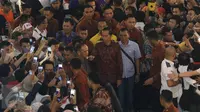Presiden Joko Widodo atau Jokowi mendatangi Plaza Atrium, Jakarta, Minggu (1/5) malam. Kedatangan Jokowi dalam rangka penutupan pameran foto relawan Jokowi, yang dikemas dalam 'Kaleidoskop Perjuangan Relawan Jokowi'. (Liputan6.com/Herman Zakharia)