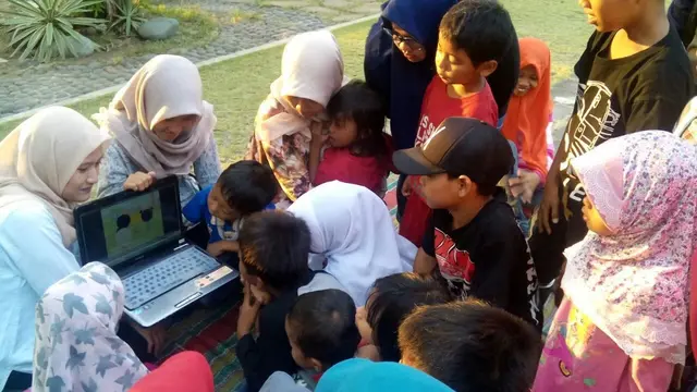 Lenny bersama kawan-kawannya saat mengajari anak-anak marginal membaca dan menulis sambil bermain (Dian Kurniawan/Liputan6.com)