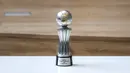 Trofi Piala AFF 2024 yang berhasil diraih oleh Timnas futsal Indonesia saat acara audiensi yang berlangsung di Kemenpora, Senayan, Jakarta, Selasa (12/11/2024) WIB. (Bola.com/Bagaskara Lazuardi)