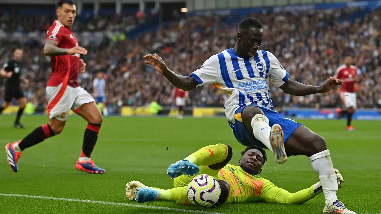 Brighton & Hove Albion melawan Manchester United.