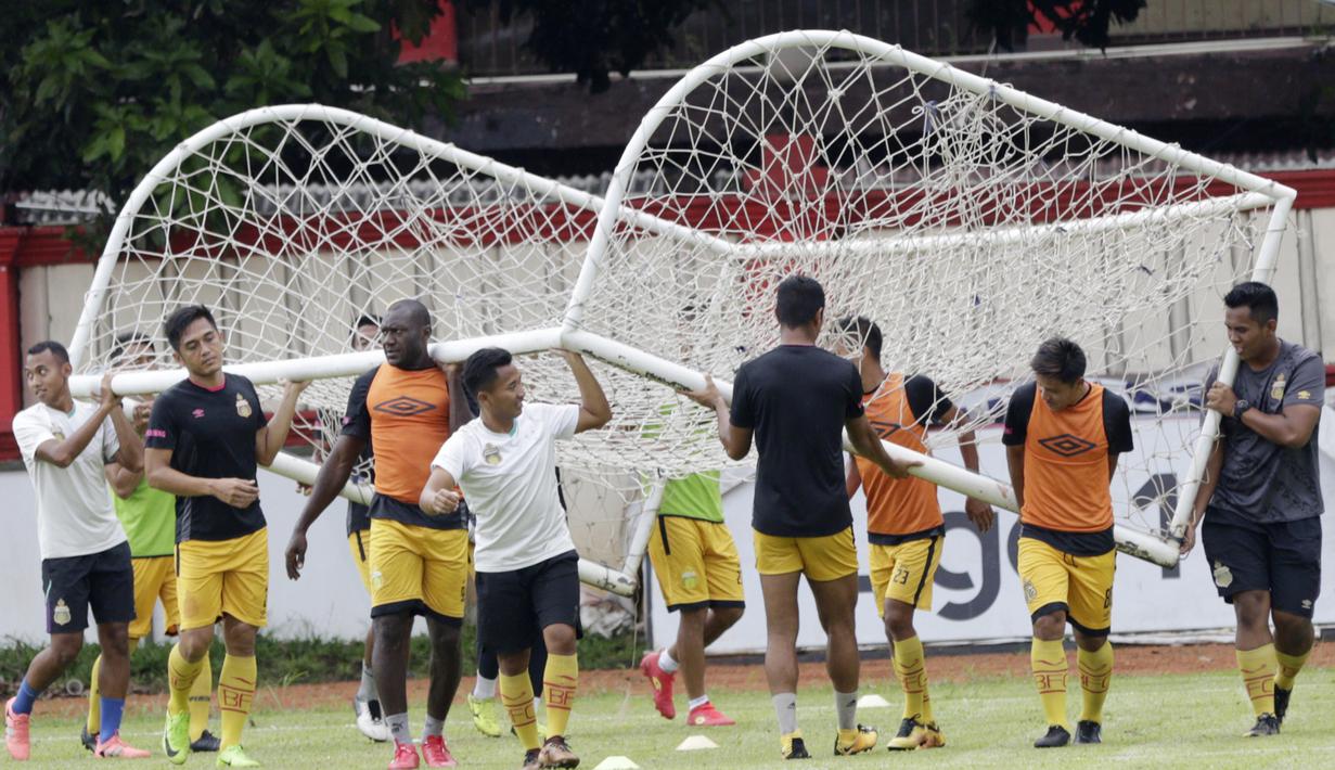 Para pemain Bhayangkara FC mengangkat gawang usai latihan jelang laga Piala Indonesia 2019 di Stadion PTIK, Jakarta, Kamis (31/1). Bhayangkara FC akan berhadapan dengan PSBL Langsa. (Bola.com/M. Iqbal Ichsan)