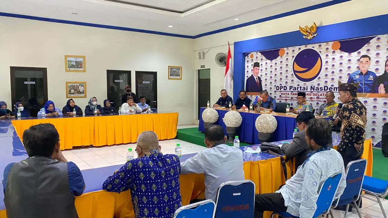 Kantor DPD Nasdem Kota Tangerang Selatan didatangi belasan tokoh lintas suku dan agama Kabupaten Tanggamus, Lampung, pada Sabtu 25 Juni 2022 malam. (Liputan6.com/Pramita Tristiawati)