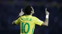 Penyerang Brasil, Neymar merayakan gol ke gawang Uruguay pada laga kualifikasi Piala Dunia 2018 zona Amerika Selatan di Stadion Centenario, Kamis (23/3). Tim nasional Brasil menang 4-1 atas tuan rumah Uruguay. (AP Photo/Natacha Pisarenko)
