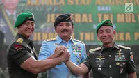 (Dari kiri) Pejabat baru KSAD Jenderal Andika Perkasa dan Panglima TNI Marsekal Hadi Tjahjanto bersama pejabat lama KSAD Jenderal Mulyono bersalam komando seusai  serah terima jabatan di Mabes TNI AD, Jakarta, Kamis (29/11). (Liputan6.com/Faizal Fanani)