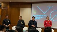 Ketua Umum PSSI Erick Thohir (kedua dari kanan), didampingi Pelatih Timnas Indonesia U-22 Indra Sjafri (kiri), Wakil Ketua Umum PSSI Zainudin Amali (paling kiri), dan Manajer Timnas Indonesia Sumardji saat hendak memberi pengumuman daftar pemain Timnas Indonesia U-22 di Hotel Sultan, Jakarta, Jumat (21/4/2023) sore WIB. (Liputan6.com/Melinda Indrasari)