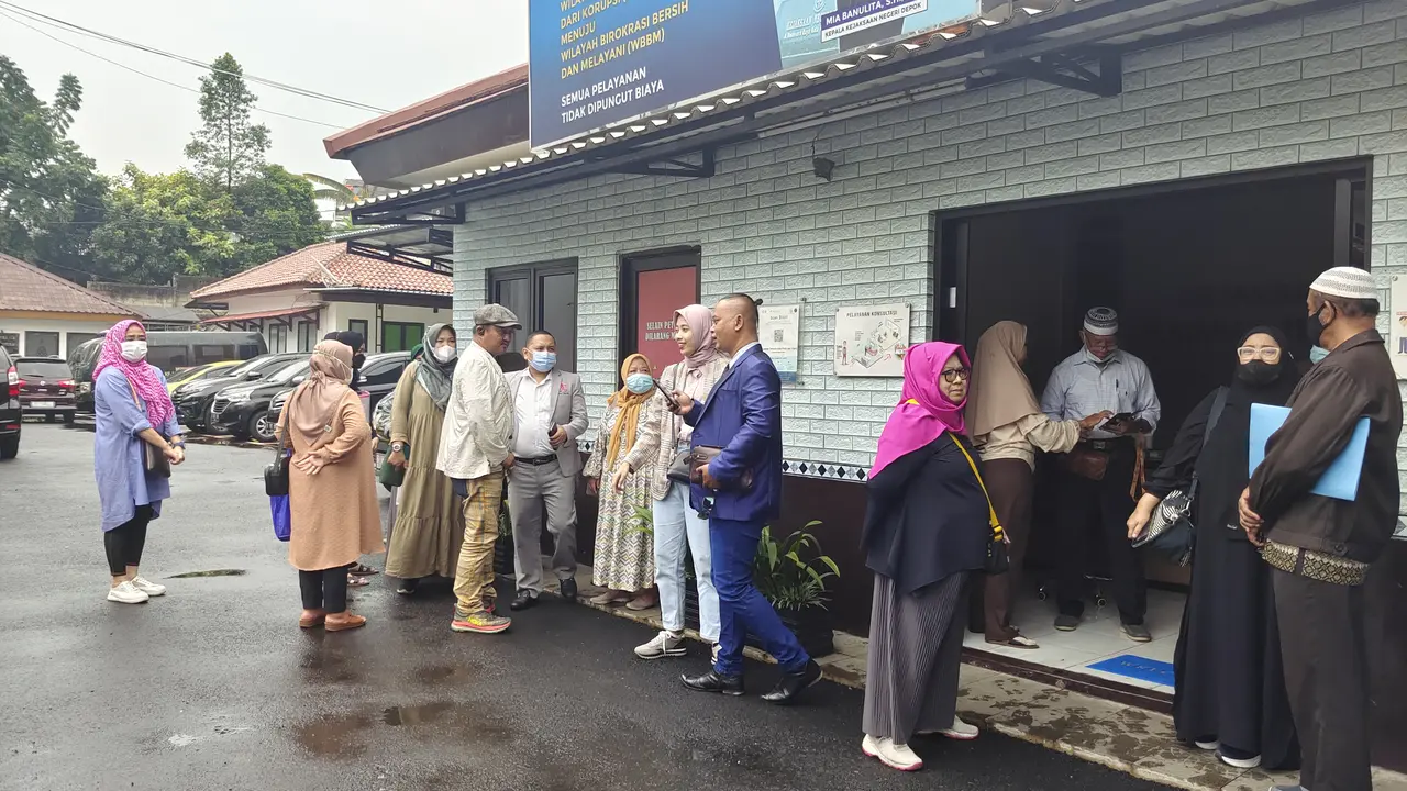 Sejumlah korban penipuan First Travel mendatangi kantor Kejari Kota Depok