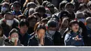 Tradisi ini dikenal dengan nama Hatsumode. (Richard A. Brooks/AFP)