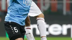 Pemain AC Milan, Patrick Cutrone berebut bola udara dengan Tom Schnell asal F-91 Dudelange saat bertanding dalam laga kelima Grup F Liga Europa di Stadion San Siro, Milan, Italia, Kamis (29/11). AC Milan menang 5-2. (AP Photo/Luca Bruno)