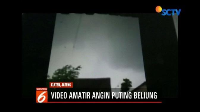 Video Detik Detik Puting Beliung Di Klaten Terbangkan Atap Pasar News Liputan6 Com