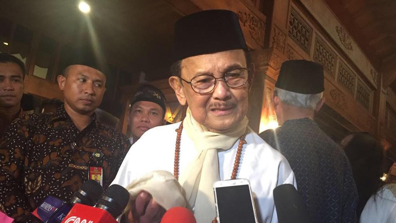 BJ Habibie mengadakan pengajian mengenang wafatnya sang istri Hasri Ainun yang telah menginjak delapan tahun.