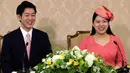 Putri Jepang Ayako bersama calon suaminya, Kei Moriya berbicara dalam konferensi pers pertunangan mereka di Tokyo, Senin (2/7). Putri Ayako akan meninggalkan gelar kebangsawanan karena menikahi rakyat biasa. (AP/Koji Sasahara, Pool)