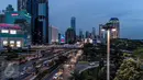 Foto aerial suasana proyek pembangunan simpang susun semanggi, Jakarta, Selasa (21/3). Jalan layang ini memiliki bentang melengkung terpanjang mencapai 80 meter melintas di atas jalan tol Dalam Kota. (Liputan6.com/Faizal Fanani)