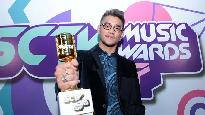 [Bintang] Afgan Tambah Koleksi Piala di SCTV Music Awards 2017